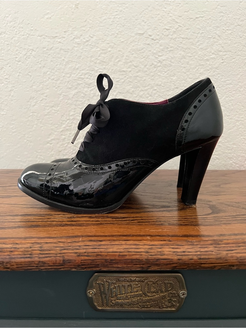 Vintage Coach Patent Leather Brogue Oxfords Lace Up Pumps Made in Italy Size 8.5 - Picture 2 of 10